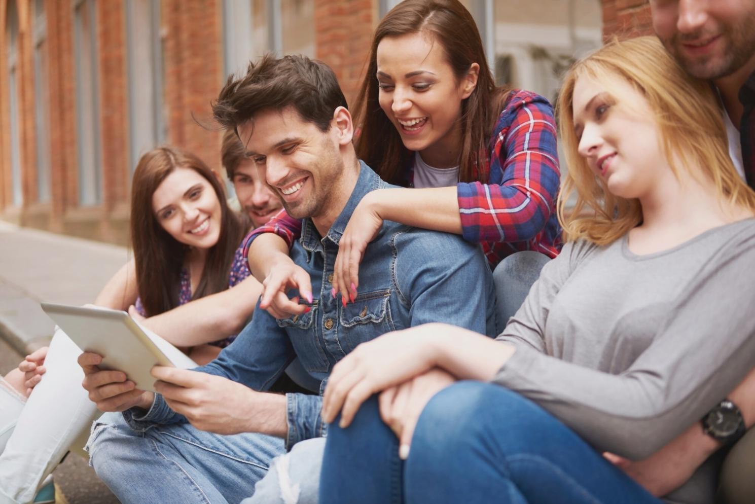 Estudiantes colaborando en análisis financiero grupal